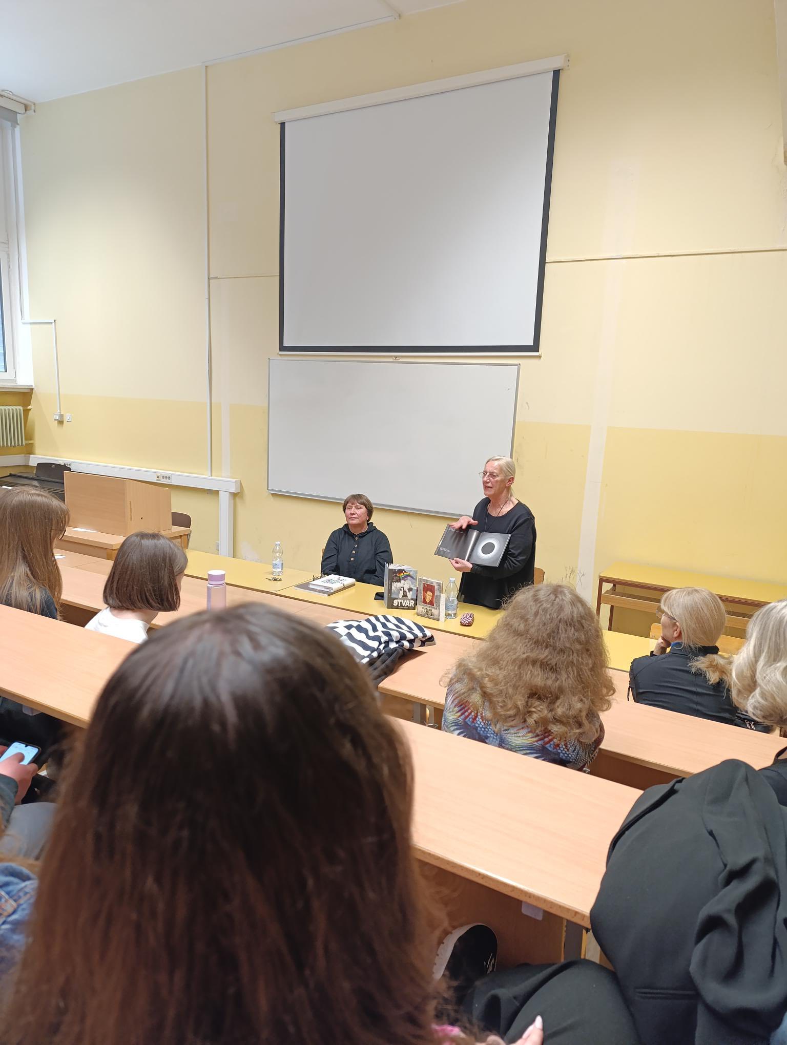 Slika 6 : S pisateljico Marjano Moškrič o romanu Sneg in resnicah mladosti