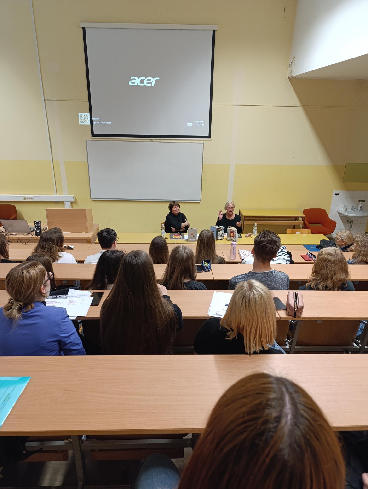 Slika 2 : S pisateljico Marjano Moškrič o romanu Sneg in resnicah mladosti