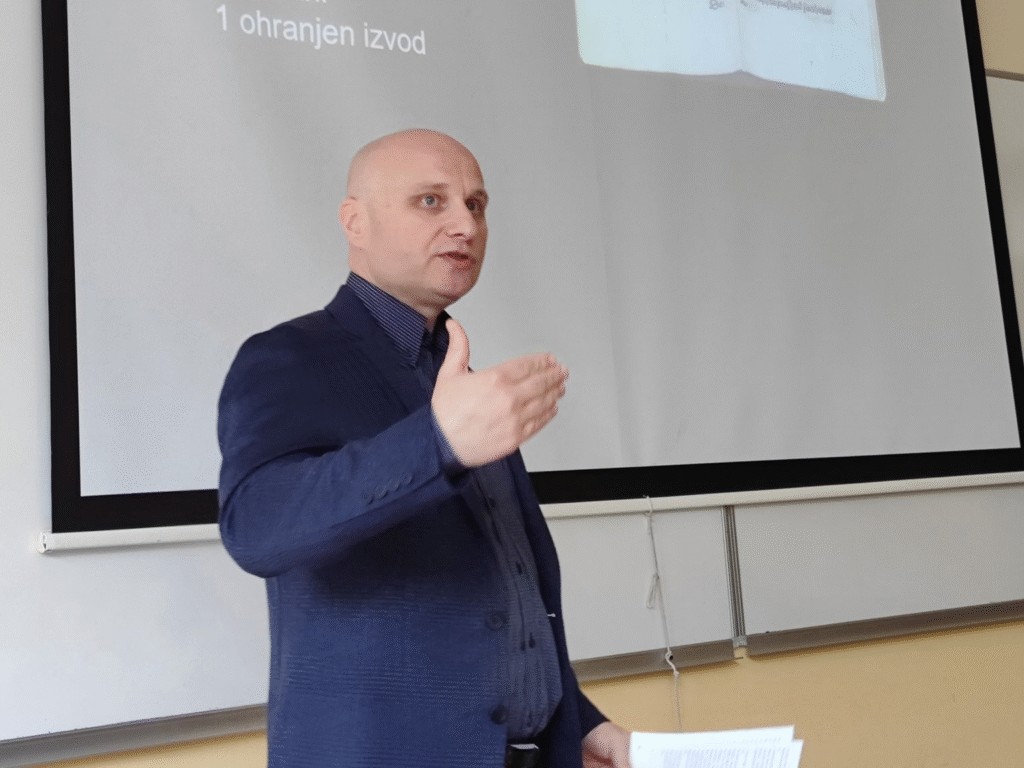 Naslovna fotografija Prvih petdeset slovenskih knjig z izr. prof. dr. Kozmo Ahačičem